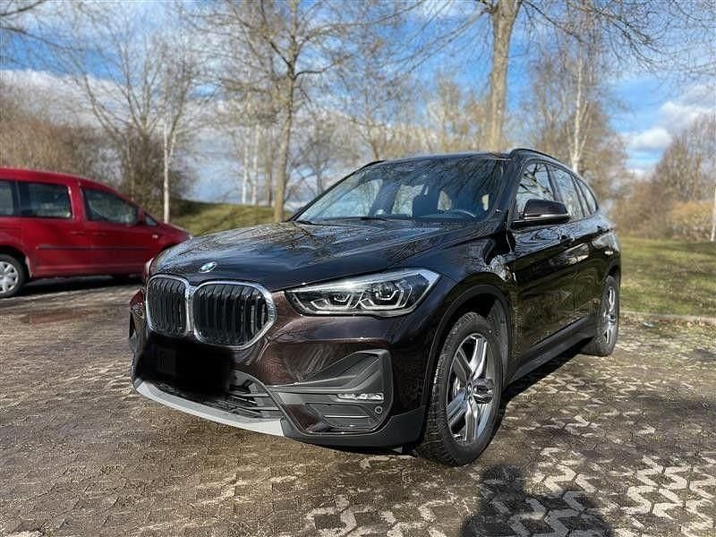 Braun Gebraucht 2021 BMW X1 Advantage SUV | 24.750 € (Superpreis) - Bild 1/4