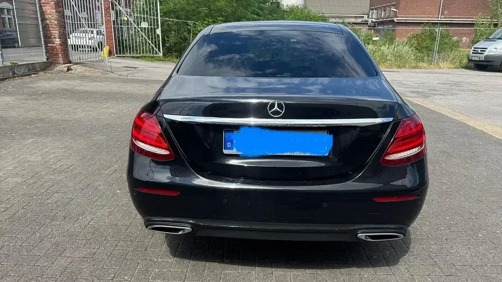 Gebraucht Mercedes E350 Avantgarde 258 PS (189 kW) 2018 Schwarz Limousine