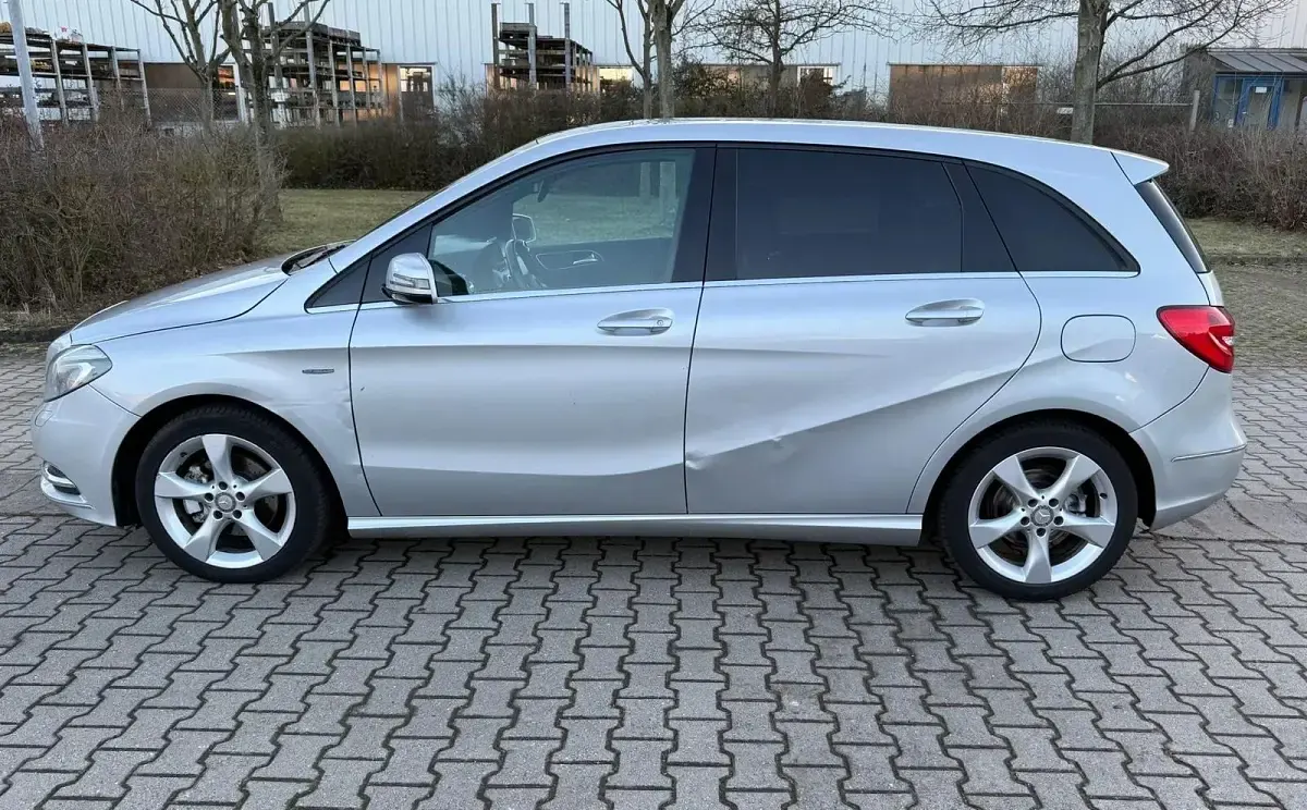 Gebraucht Mercedes B180 122 PS (89 kW) 2011 Silber Kleinwagen