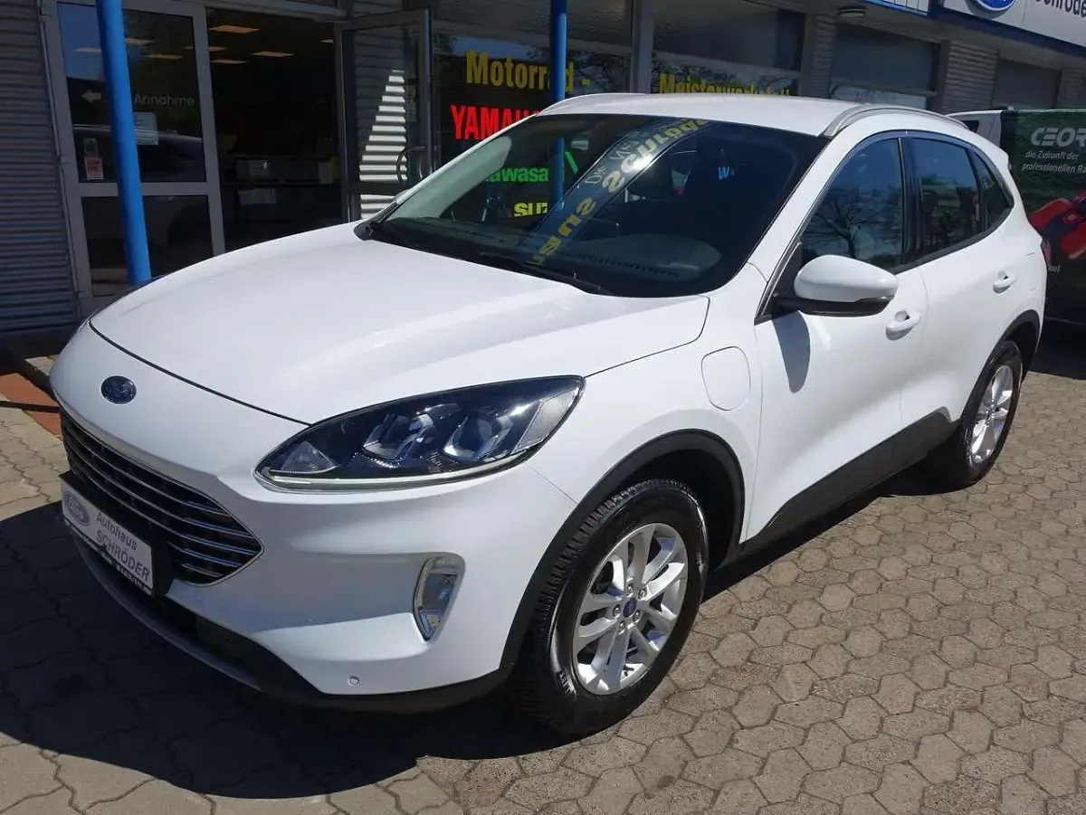 Gebraucht Ford Kuga Titanium 152 PS (111 kW) 2022 Frostweiß SUV