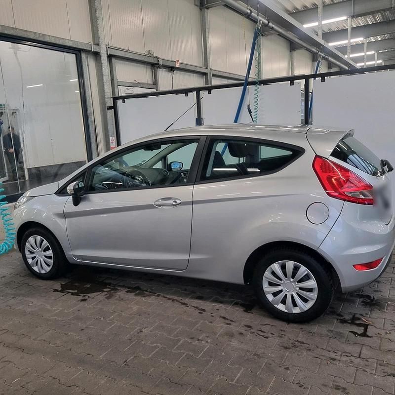 Gebraucht Ford Fiesta 82 PS (60 kW) 2011 Silber Kleinwagen