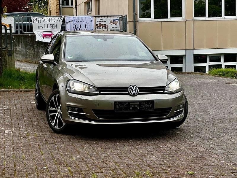 Beige Gebraucht 2015 VW Golf VII Edition Limousine | 8.999 € (Fairer Preis) - Bild 1/4