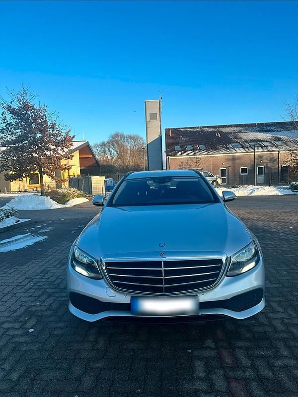 Gebraucht Mercedes E220 194 PS (142 kW) 2018 Silber Kombi