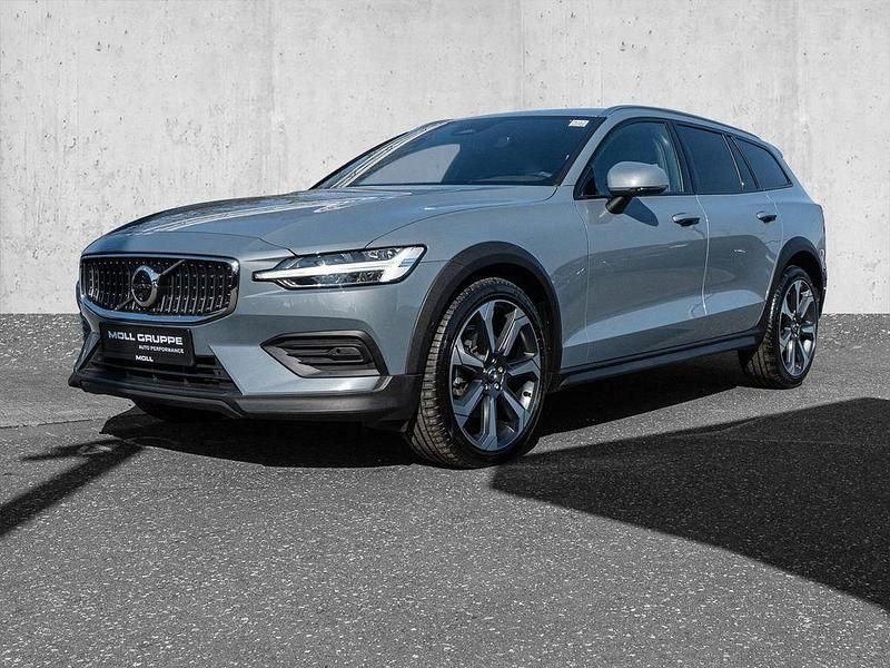 Gebraucht Volvo V60 CC Plus 197 PS (144 kW) 2024 Thunder grey / metallic Kombi