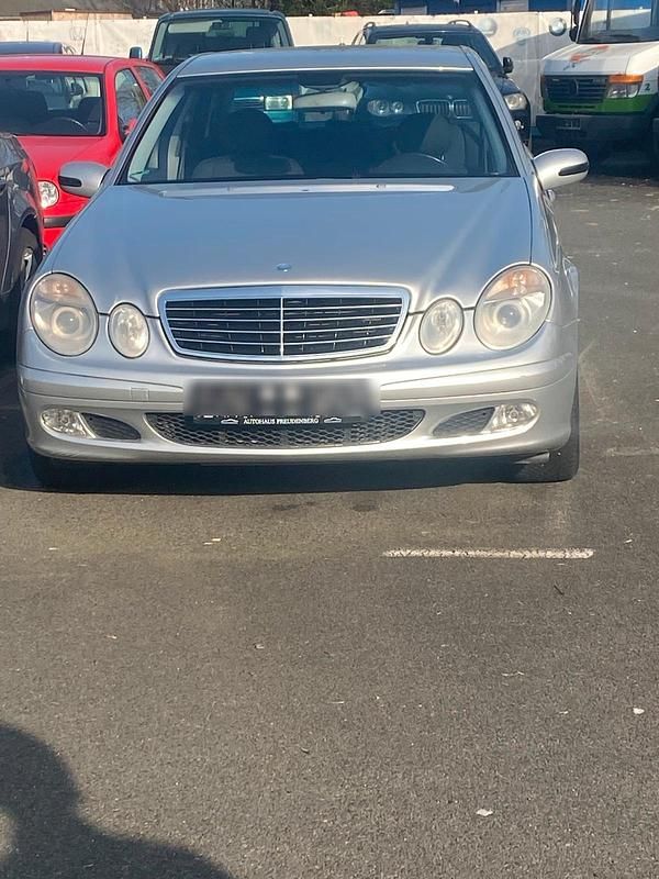 Gebraucht Mercedes E220 150 PS (110 kW) 2003 Silber Limousine
