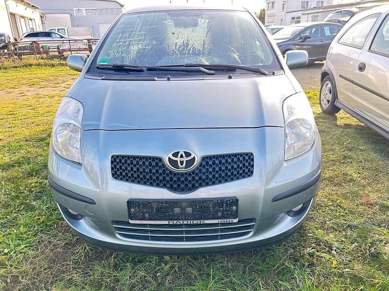 Grün Gebraucht 2008 Toyota Yaris Kleinwagen | 3.199 € (Fairer Preis) - Bild 1/4