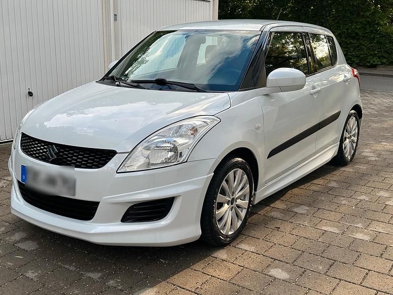 Weiß Gebraucht 2010 Suzuki Swift Kleinwagen | 3.999 € - Bild 1/4