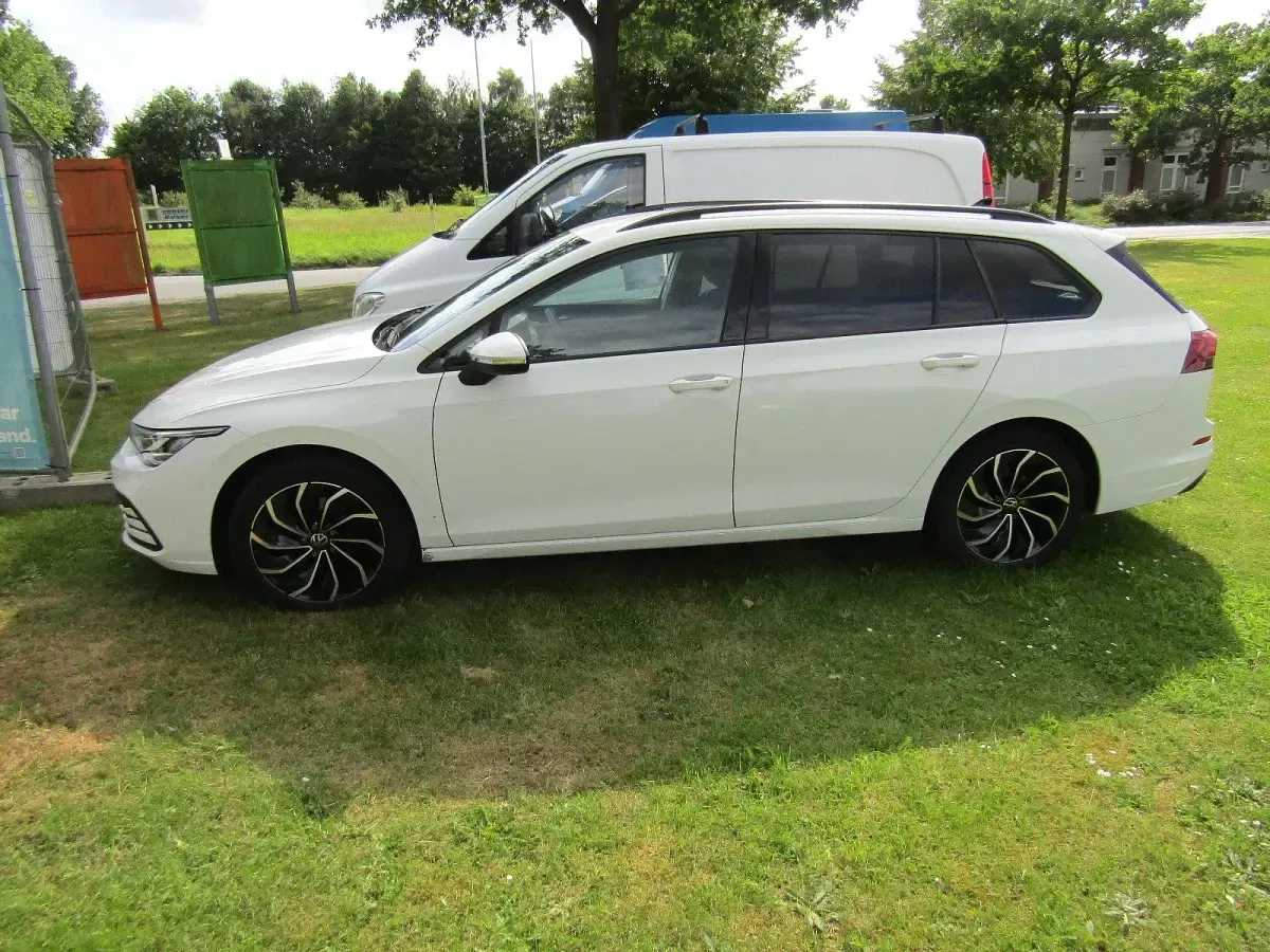 Gebraucht VW Golf VIII Life 150 PS (110 kW) 2022 Weiß Kombi