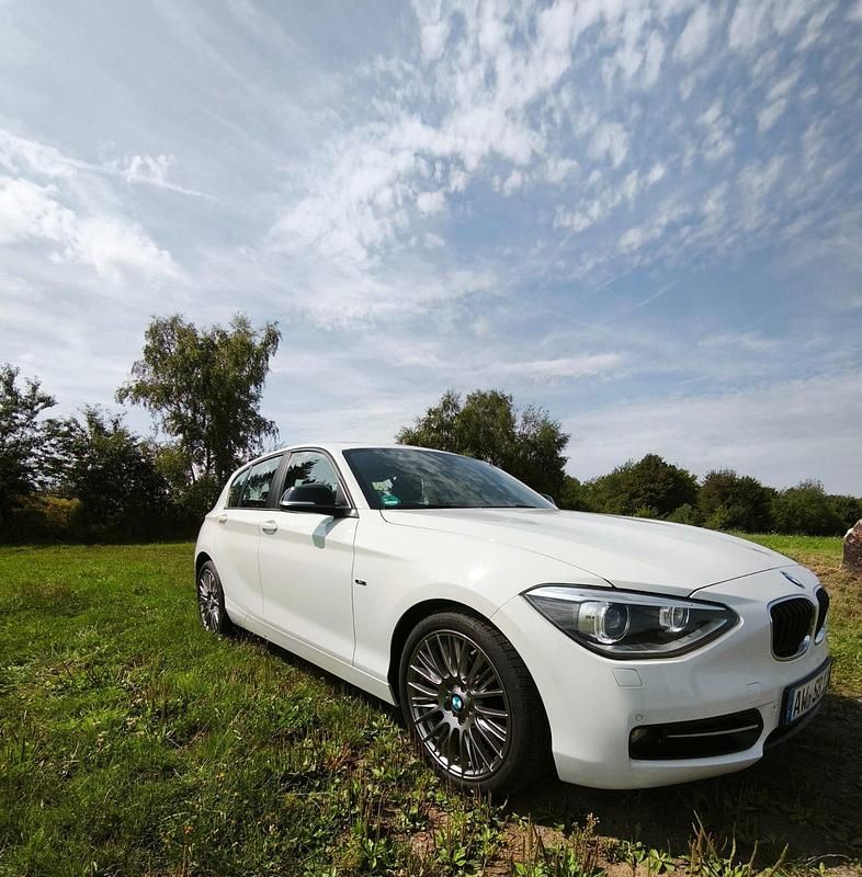 Weiß Gebraucht 2015 BMW 118 Coupé Sport Line Coupé | 13.900 € - Bild 1/4