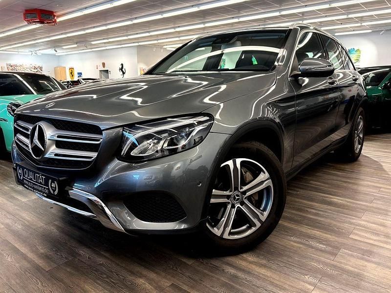 Grau Gebraucht 2018 Mercedes GLC250 SUV | 29.800 € (Fairer Preis) - Bild 1/4