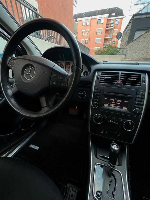 Gebraucht Mercedes B200 140 PS (102 kW) 2009 Silber Van / Kleinbus