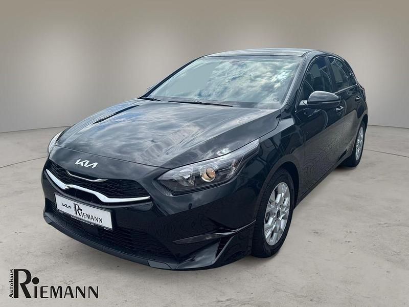 Schwarz Neu 2025 Kia Ceed 4 Limousine | 23.595 € (Guter Preis) - Bild 1/4