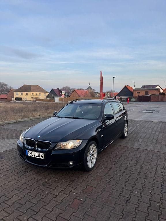 Gebraucht BMW 320 177 PS (130 kW) 2009 Schwarz Kombi