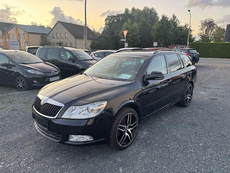 Schwarz Gebraucht 2010 Skoda Octavia Ambiente Kombi | 3.999 € (Fairer Preis) - Bild 1/4