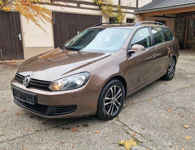 Braun Gebraucht 2011 VW Golf VI Trendline Kleinwagen | 6.950 € (Fairer Preis) - Bild 1/4