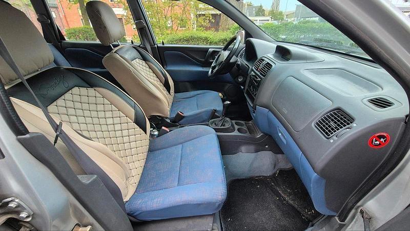 Gebraucht Mitsubishi Space Star 102 PS (75 kW) 2001 Silber Van / Kleinbus