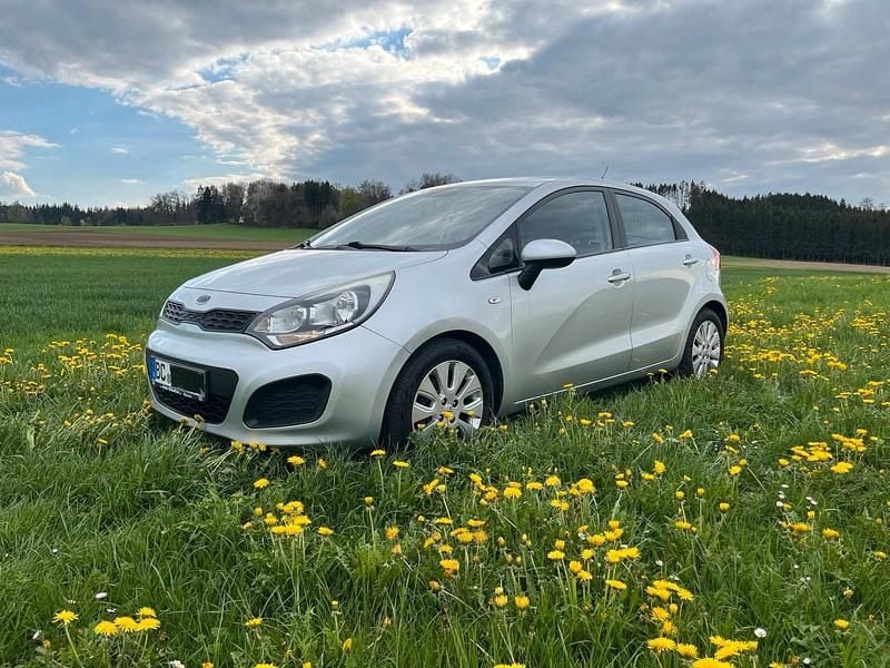 Second-hand Kia Rio 109 CP (80 kW) 2012 Argintiu Hatchback