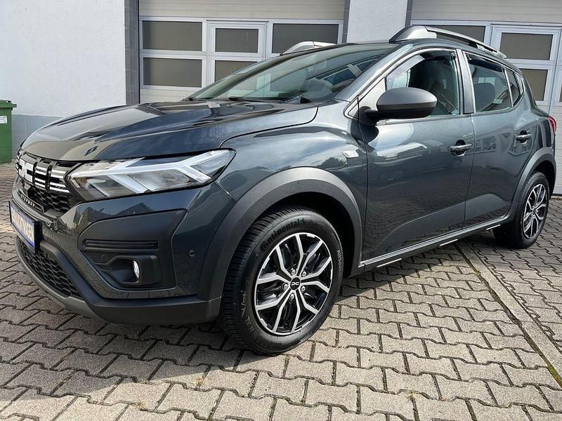 Grau Gebraucht 2023 Dacia Sandero Expression Kleinwagen | 16.490 € (Fairer Preis) - Bild 1/4
