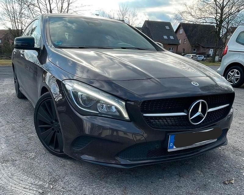 Gebraucht Mercedes CLA180 Shooting Brake 122 PS (89 kW) 2018 Braun Kombi