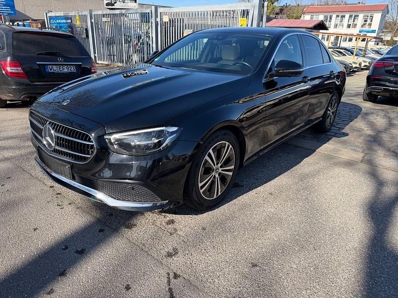 Gebraucht Mercedes E220 200 PS (147 kW) 2022 Schwarz Limousine