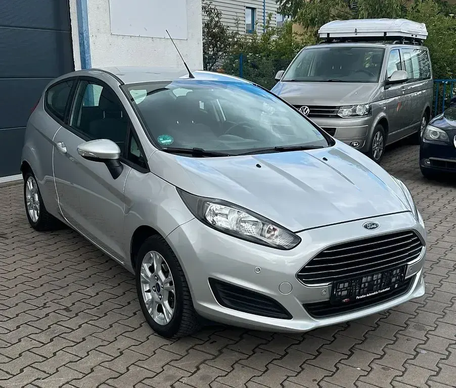 Gebraucht Ford Fiesta Champions Edition 80 PS (58 kW) 2013 Silber Limousine