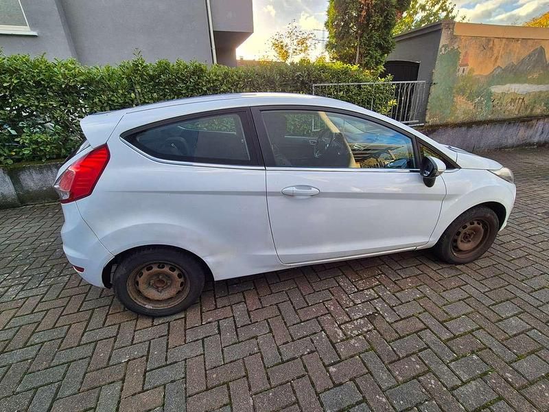 Gebraucht Ford Fiesta SYNC Edition 60 PS (44 kW) 2013 Weiß Limousine