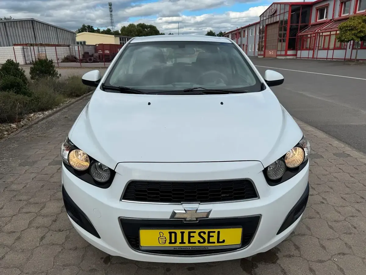 Gebraucht Chevrolet Aveo LT 95 PS (69 kW) 2012 Weiß Kleinwagen