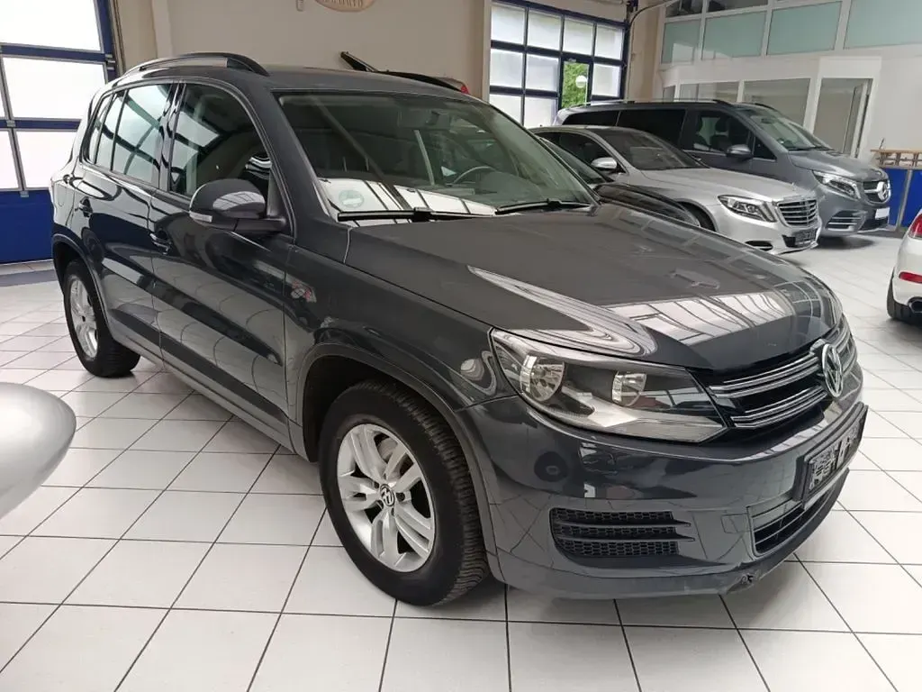 Gebraucht VW Tiguan Trendline 122 PS (89 kW) 2015 Grau SUV