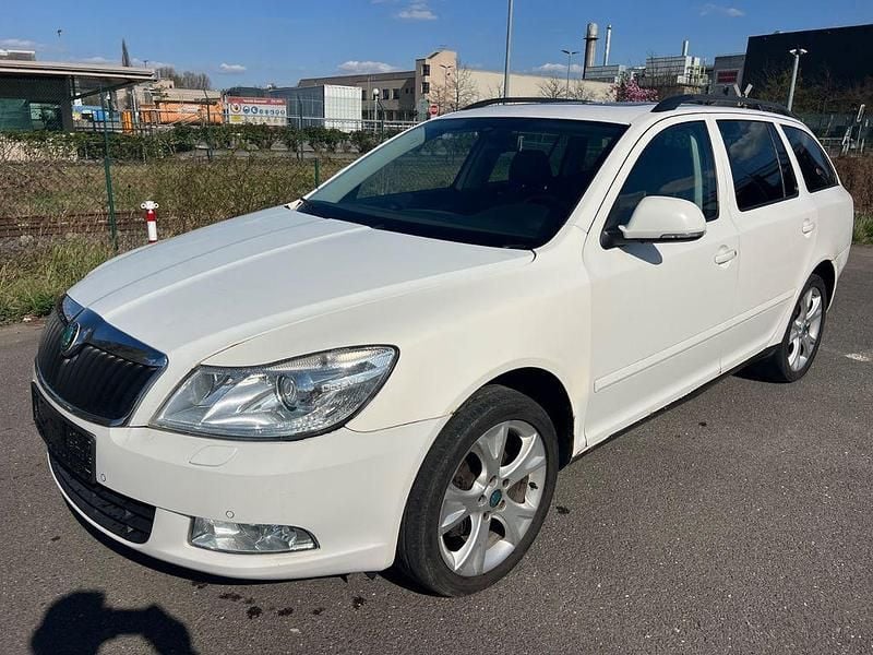 Usado Skoda Octavia Elegance 140 HP (102 kW) 2011 Branco Carrinha