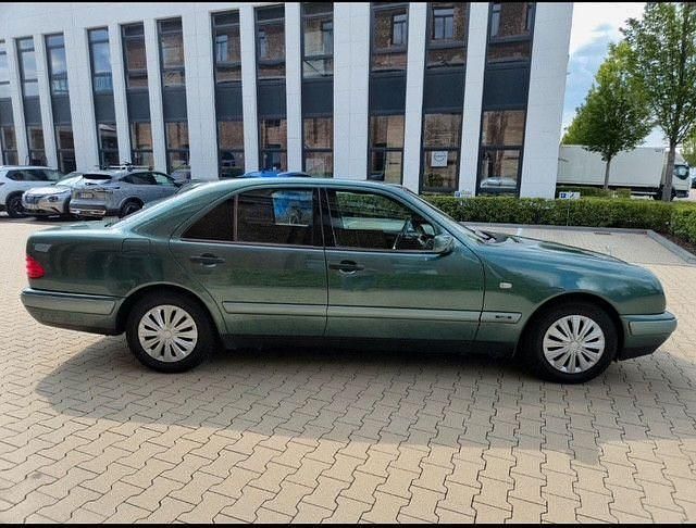 Gebraucht Mercedes E230 Classic 150 PS (110 kW) 1996 Grün Limousine