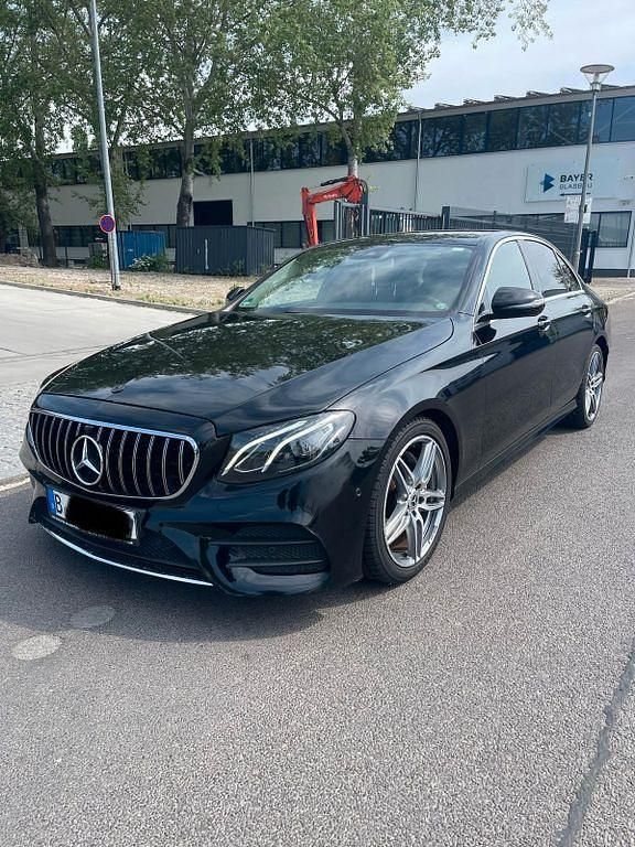 Schwarz Gebraucht 2018 Mercedes E220 AMG line Limousine | 19.980 € (Fairer Preis) - Bild 1/4