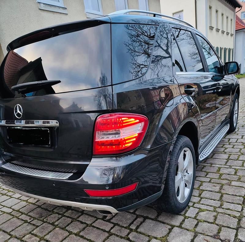 Gebraucht Mercedes ML350 231 PS (169 kW) 2010 Schwarz SUV