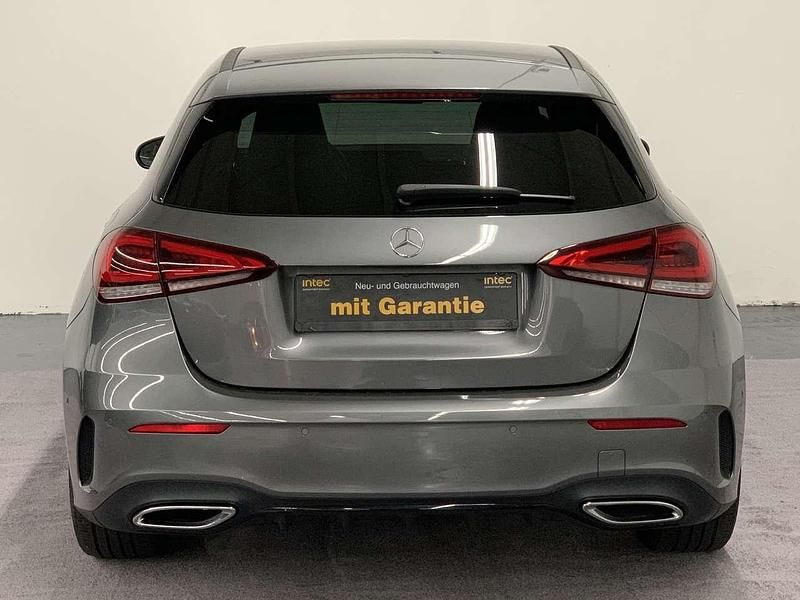 Grau Gebraucht 2020 Mercedes A200 AMG line Limousine | 25.995 € (Etwas zu teuer) - Bild 1/4