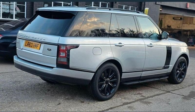 Grau Gebraucht 2013 Land Rover Range Rover Vogue SUV | 22.999 € - Bild 1/4