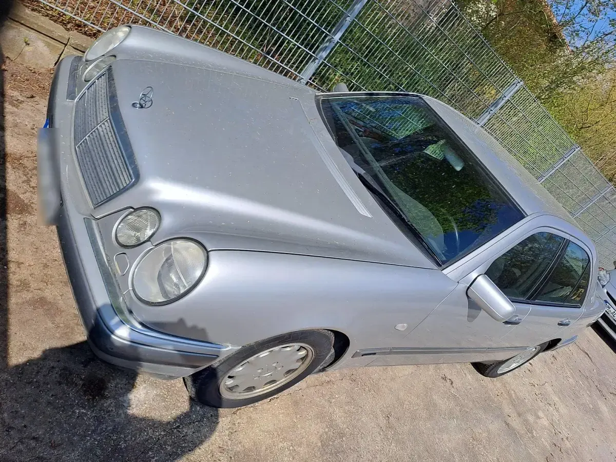 Gebraucht Mercedes E290 129 PS (94 kW) 1998 Silber Limousine
