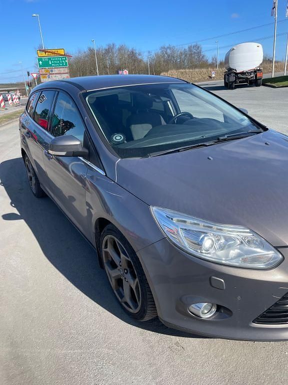 Gebraucht Ford Focus Titanium 116 PS (85 kW) 2013 Braun Limousine