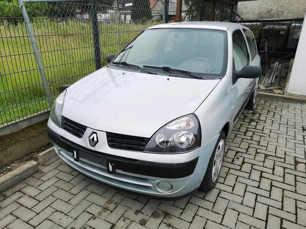 Gebraucht Renault Clio II 75 PS (55 kW) 2004 Silber Kleinwagen