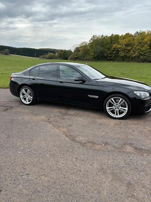 Gebraucht BMW 750 Comfort Edition 449 PS (330 kW) 2014 Schwarz Limousine