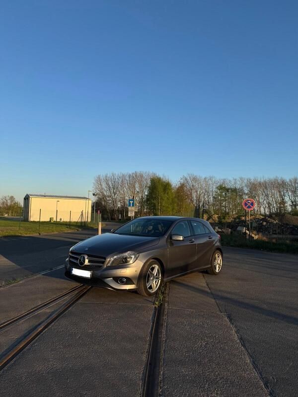 Grau Gebraucht 2013 Mercedes A180 Limousine | 12.590 € (Fairer Preis) - Bild 1/4