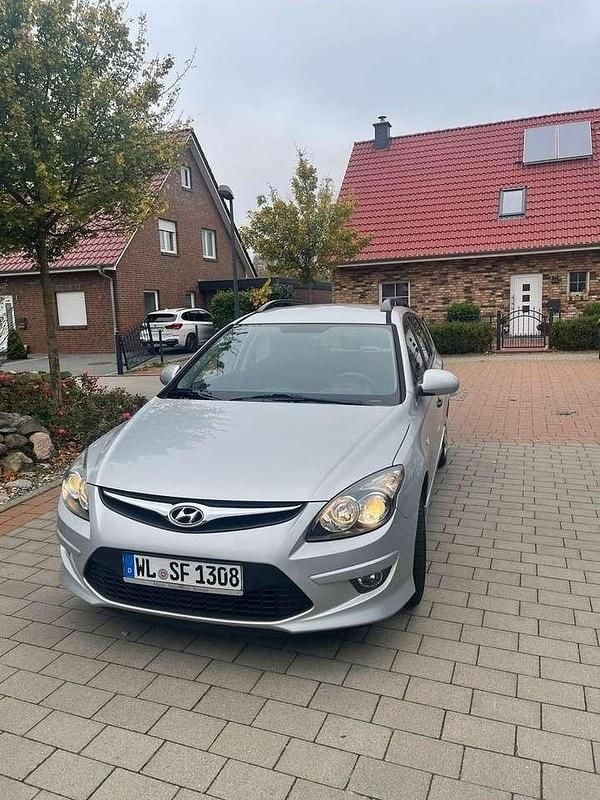 Grau Gebraucht 2010 Hyundai i30 Kombi | 2.200 € (Superpreis) - Bild 1/4