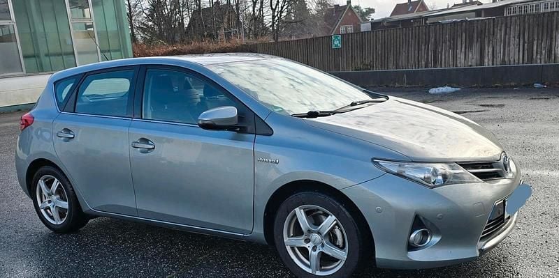 Gebraucht Toyota Auris Hybrid 136 PS (100 kW) 2014 Grau Limousine