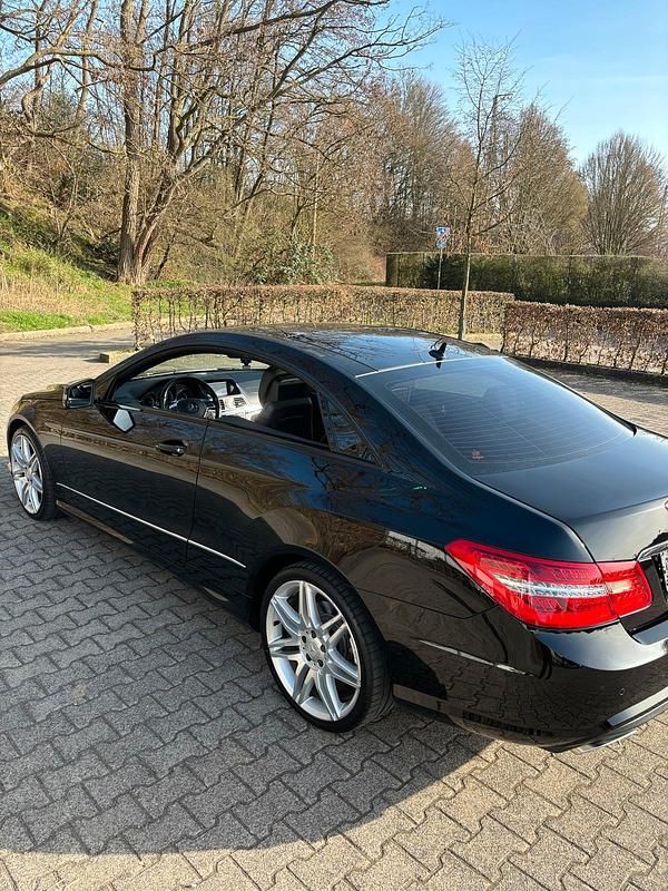 Gebraucht Mercedes E500 408 PS (300 kW) 2011 Schwarz Coupé