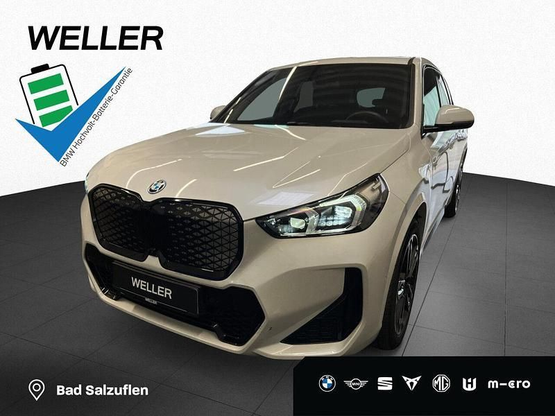 Mineralweiß (weiß) Gebraucht 2024 BMW iX1 M Sport SUV | 41.690 € (Superpreis) - Bild 1/3