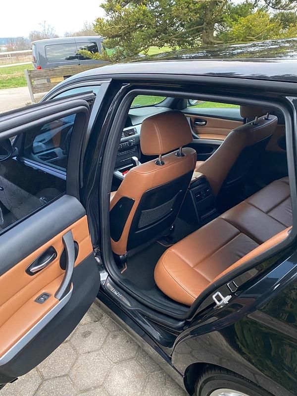 Gebraucht BMW 325 204 PS (150 kW) 2011 Schwarz Kombi