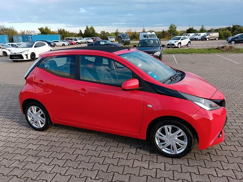 Rot Gebraucht 2015 Toyota Aygo X-wave Kleinwagen | 6.090 € - Bild 1/4
