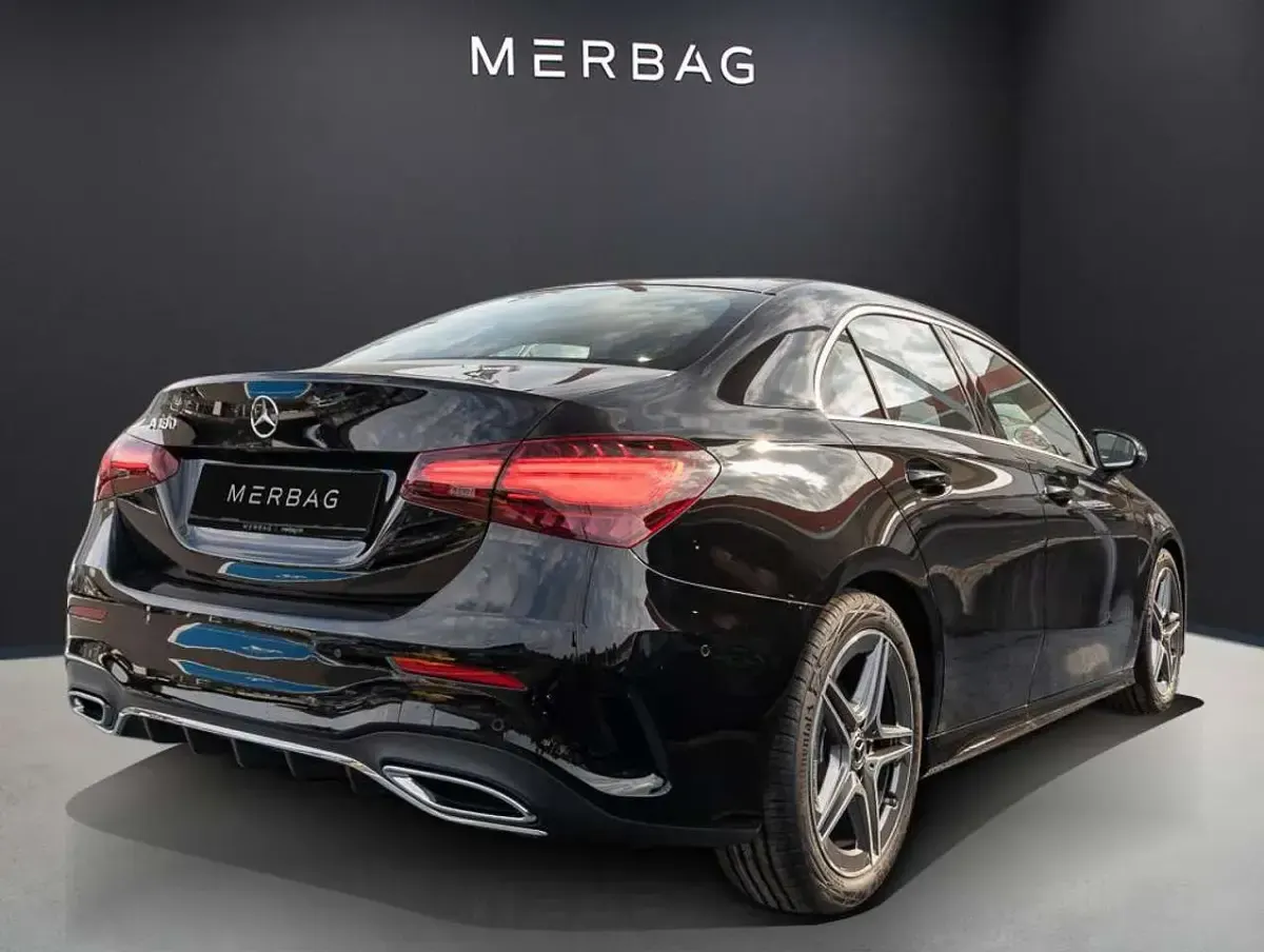 Gebraucht Mercedes A180 AMG line 136 PS (100 kW) 2024 Unilack nachtschwarz Limousine