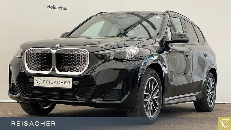 Schwarz Neu 2025 BMW iX1 M Sport SUV | 54.495 € (Fairer Preis) - Bild 1/4