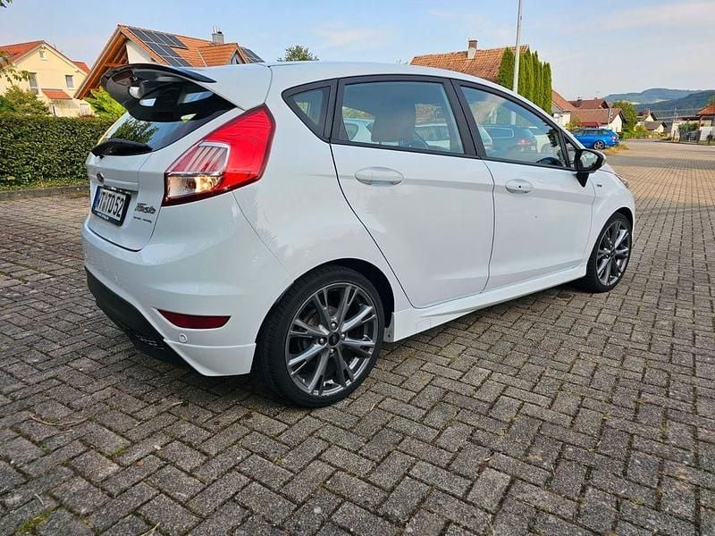 Weiß Gebraucht 2016 Ford Fiesta ST-Line Kleinwagen | 8.800 € (Fairer Preis) - Bild 1/4