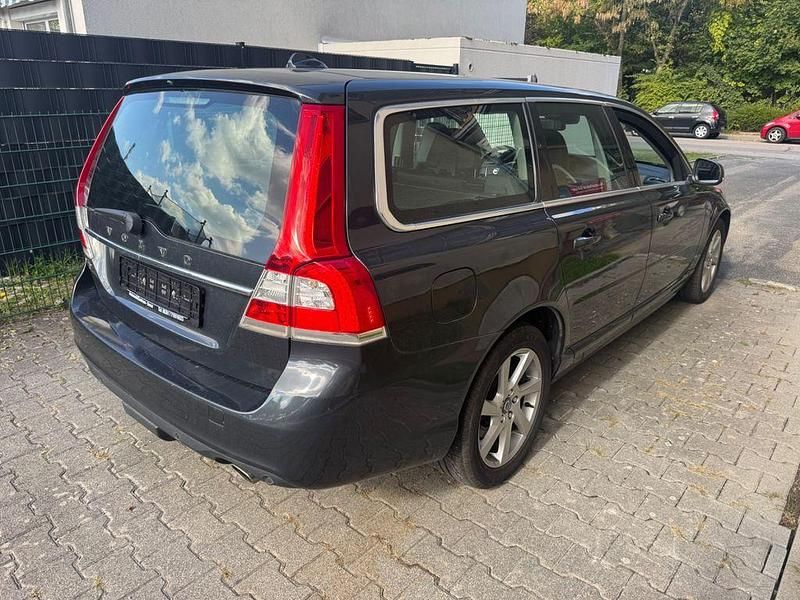 Gebraucht Volvo V70 Momentum 181 PS (133 kW) 2014 Savile grey Kombi