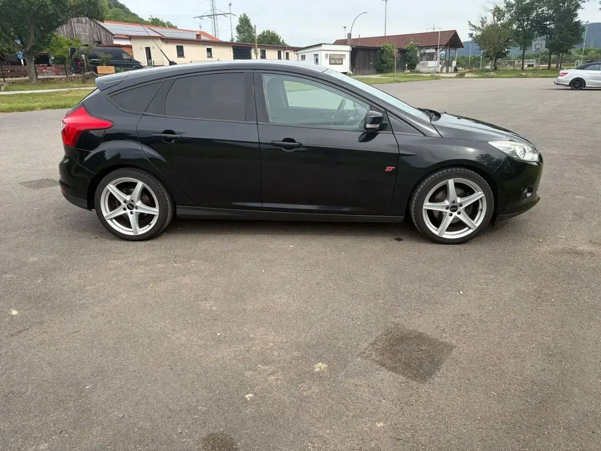 Gebraucht Ford Focus Trend 150 PS (110 kW) 2011 Schwarz Limousine